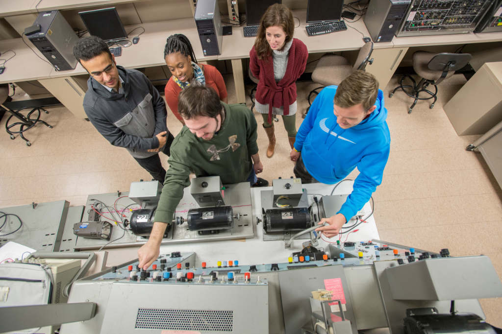 students working in machines lab